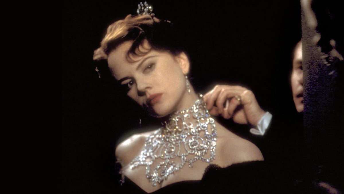 El collar más famoso del cine, el que llevó Nicole Kidman en 'Moulin Rouge', existe por la cicatriz de una reina