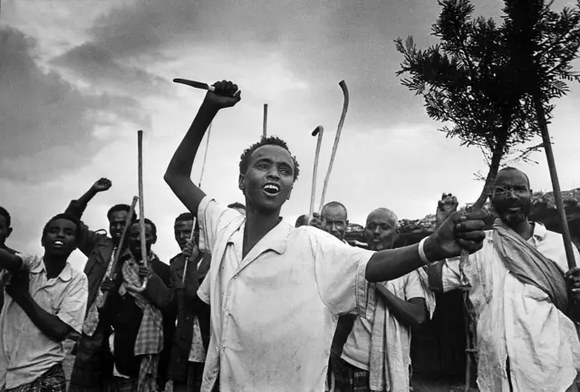 Soldados somalíes entrenan en Jijiga durante la guerra del Ogadén (1977), un conflicto ligado a las aspiraciones territoriales de la Somalia unificada tras la fusión con Somalilandia, que terminó en 1978 con la recuperación etíope del territorio.
