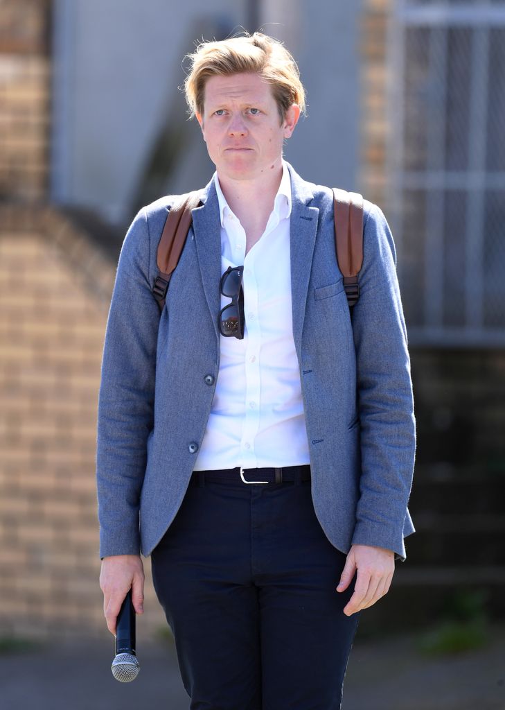 James Holt capeó muchas crisis, ya que él fue el jefe de comunicación de la pareja cuando los ataques, sobre todo contra Meghan Markle, eran más fuertes y constantes. Esta imagen fue tomada durante el viaje que la pareja hizo con su hijo a Sudáfrica en septiembre de 2019, hay que recordar que entonces atravesaban un momento muy difícil que se comenzó a reflejar a nivel emocional. Tras este viaje decidieron tomarse un descanso en Canadá que Isabel II apoyó y que fue la antesala de su salida en marzo de 2020