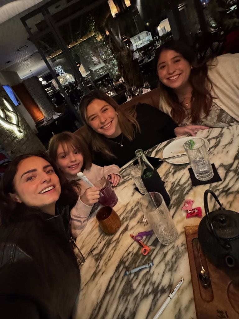 Aislinn Derbez junto a su hija Kailani y sus hermanas Michelle y Chiara.