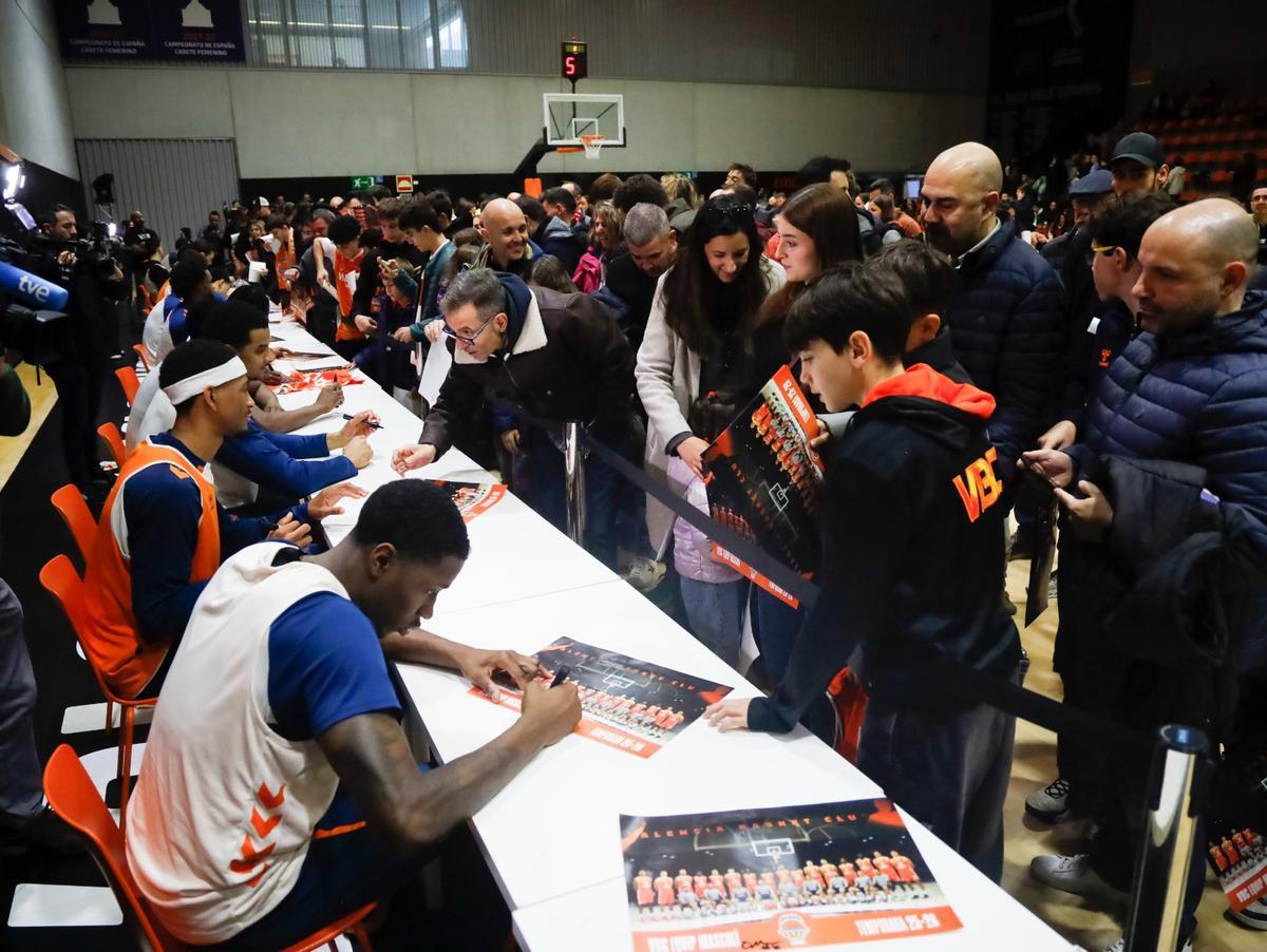 Cientos de aficionados, en la sesión de firmas con los jugadores.