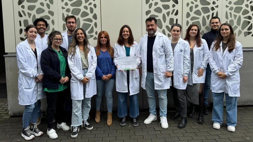 Eloísa Sánchez Cazorla, derecha, con el equipo del laboratorio de NefroCHUS de Santiago