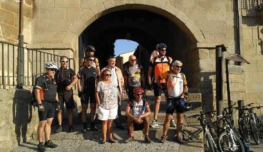 Los ciclistas con el alcalde de Fermoselle con unos ciclistas a su paso por Fermoselle.