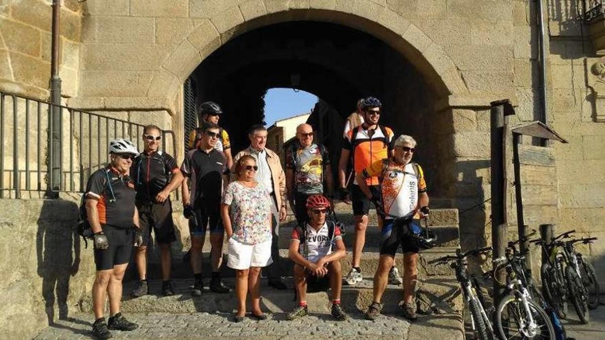 Los ciclistas con el alcalde de Fermoselle con unos ciclistas a su paso por Fermoselle.