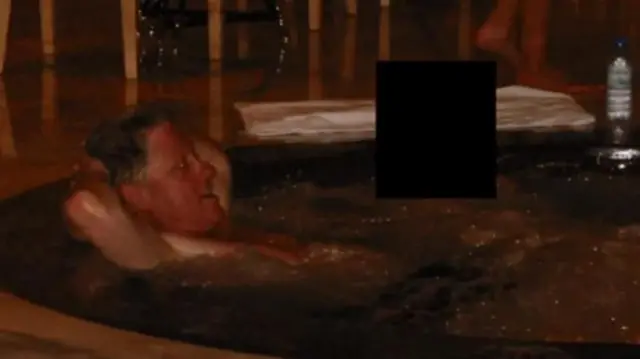 Clinton en un jacuzzi en las fotos de Epstein. 