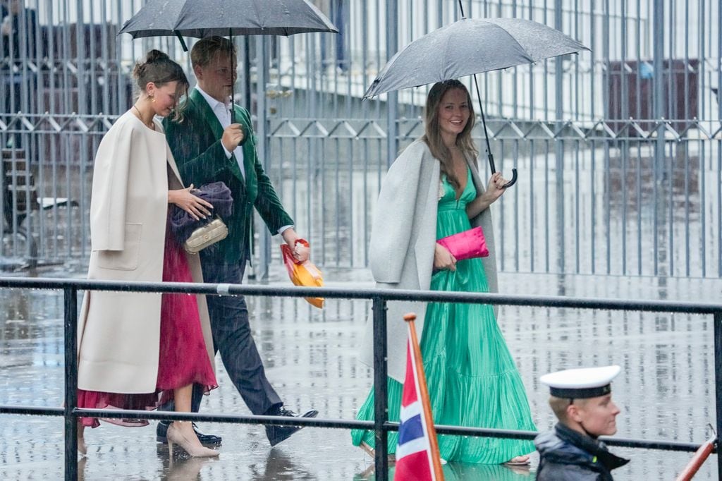 Dos imágenes de la boda de Marta Luisa de Noruega donde se vio por primera vez al príncipe Sverre con Amalie Giæver Macleod, la novia con la que se trasladó primero al centro del país y después a Italia, ya que ella estudia en la Universidad Bocconi de Milán
