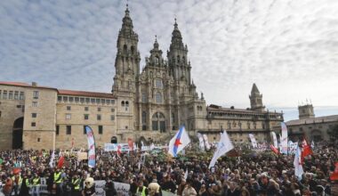 Miles de personas protestan en Santiago contra la macroplanta de Altri y "en defensa del futuro" de Galicia