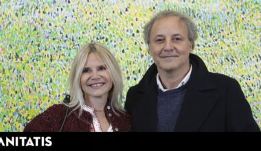 blusa con bordados húngaros y chaqueta de cóctel