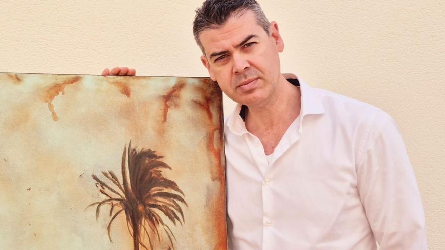 Eel artista ibicenco con otra de sus obras