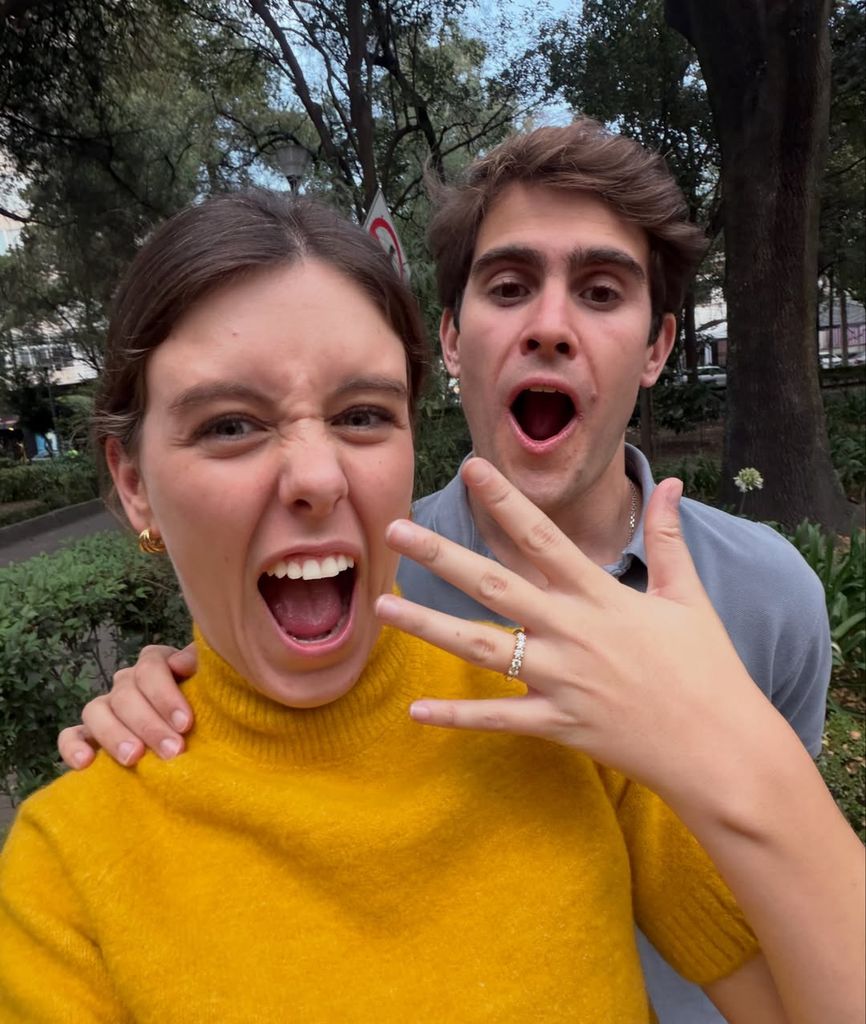 Manuela presumiendo de anillo de compromiso