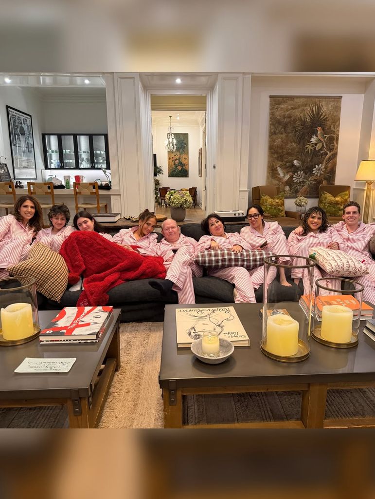 Han posado todos llenos de felicidad y muy conjuntados