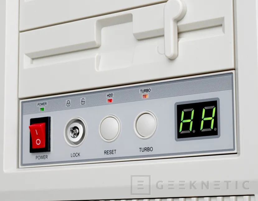 Geeknetic SilverStone FLP02: Diseño retro de los 90 en una caja que soporta refrigeración líquida y hasta una RTX 5090  3