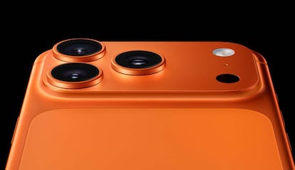 Cámara trasera del iPhone 17 Pro de color naranja