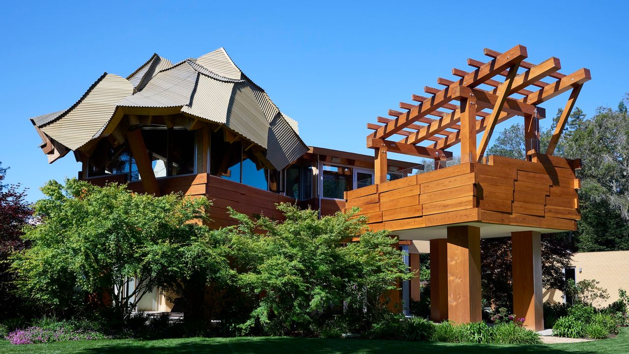 Entramos en la última casa diseñada por Frank Gehry, un hogar sorprendente en Silicon Valley