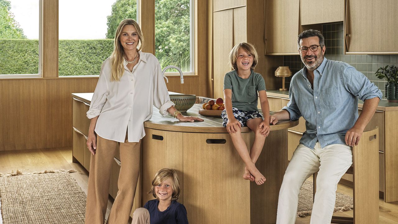 Una casa de madera con vistas al lago perfecta para escapadas (y la vida familiar): “Todo tenía que ser tranquilo y relajado para calmar esta vivienda tan angulosa”
