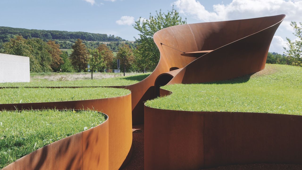 Ya tienes una nueva razón para visitar el Vitra Campus: el nuevo pabellón de acero firmado por el genio de la arquitectura B.V. Doshi