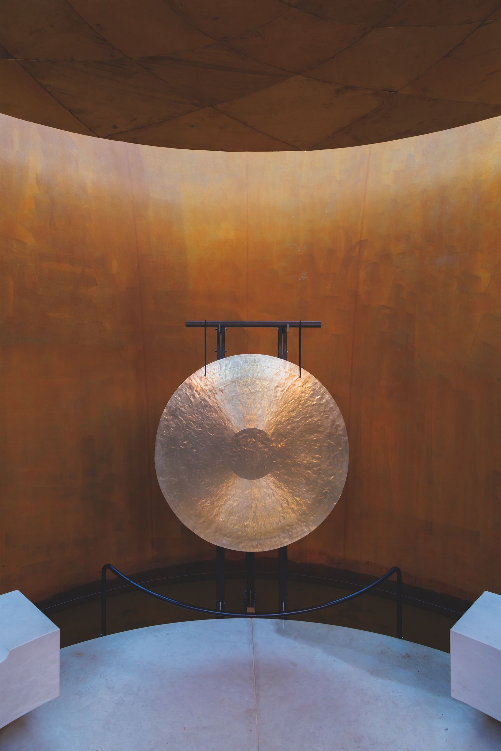 Gong en una habitación metlica