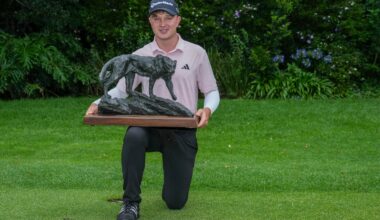 Jayden Schaper posa con el trofeo de ganador del Alfred Dunhill Championship 2025. © Golffile