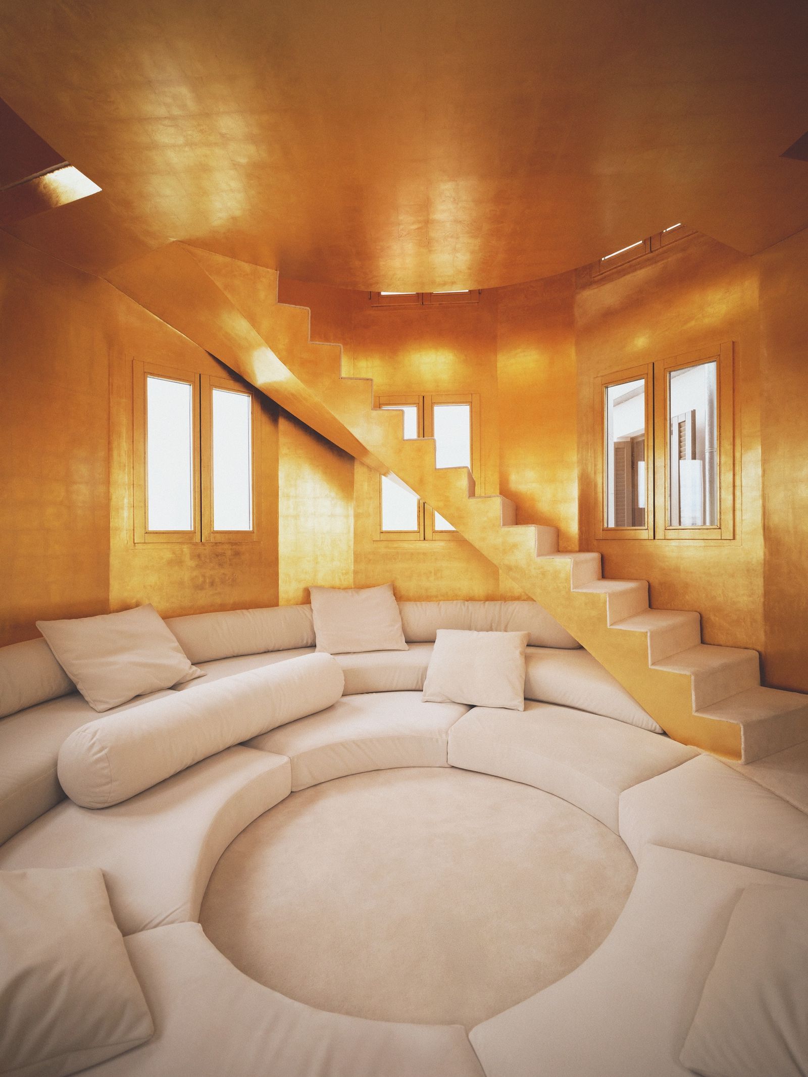 Salón circular en cúpula dorada y sof blanco circular