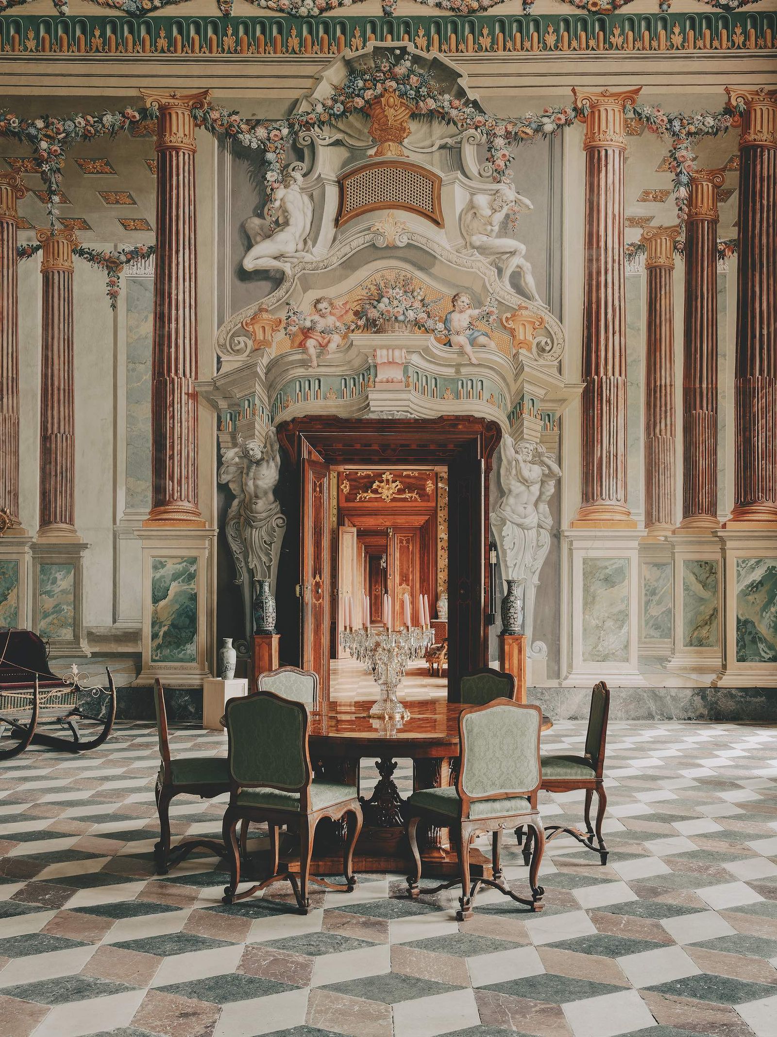Salón de palacio austriaco con comedor de madera y frescos en paredes