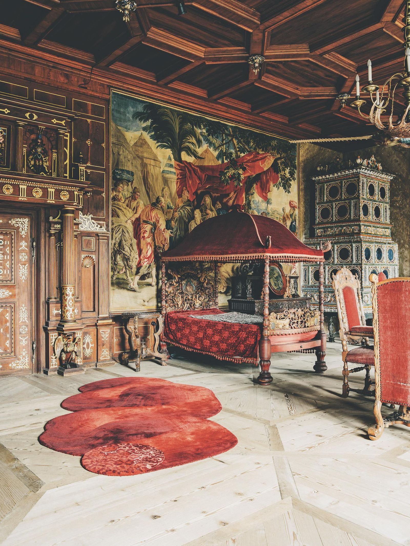 Dormitorio medieval con cama con dosel