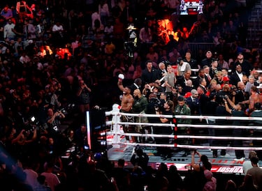 Anthony Joshua celebra ganar su pelea contra Jake Paul.