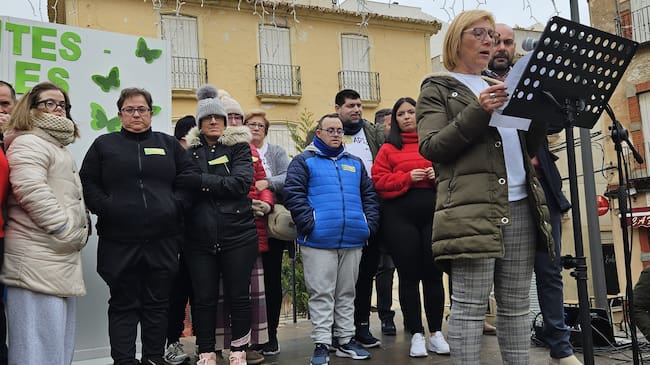 La presidenta de ADIJ Jódar, Margarita Hidalgo, lee el manifiesto en presencia de usuarios/as de la asociación