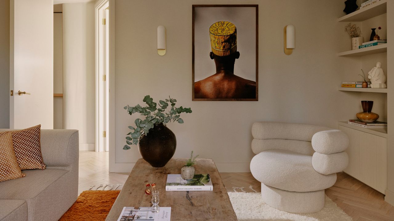 Un piso en Londres tranquilo y ecléctico que dialoga con la colección de arte africano de su propietaria