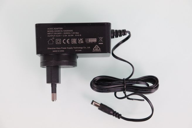 Adaptador de corriente del router ASUS TUF-BE9400 que es 12V y 2,5A.