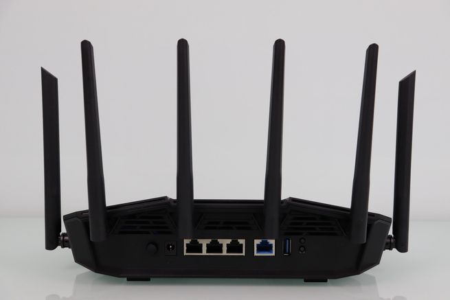 Zona trasera del router gaming ASUS TUF-BE9400 con todos los puertos y botones.