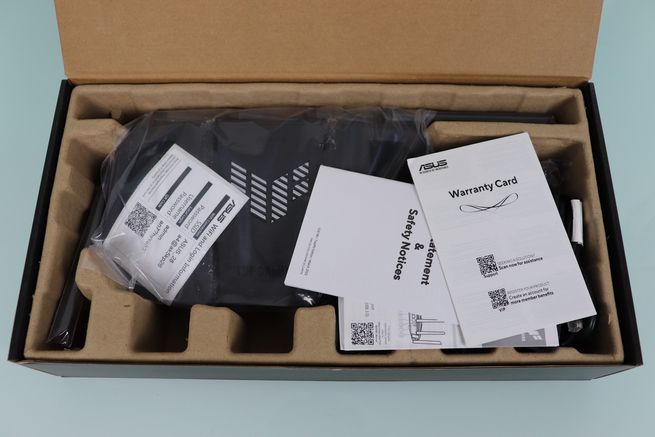 Interior de la caja del router gaming ASUS TUF-BE9400.