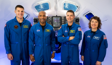 El astronauta de la CSA (Agencia Espacial Canadiense) Jeremy Hansen, junto con los astronautas de la NASA Victor Glover, Reid Wiseman y Christina Koch, viajarán a bordo de la misión Artemis II a principios del próximo año. Como parte de esta misión, la tripulación participará en estudios de investigación sobre seres humanos para proporcionar información sobre cómo funciona el cuerpo en el espacio profundo.