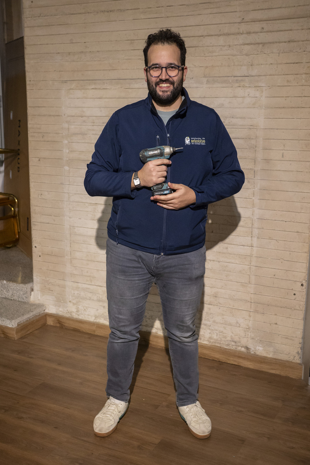 El arquitecto Javier Sánchez traslada planos, diseño y lógica estructural al trabajo belenista colectivo para conseguir todo tipo de construcciones