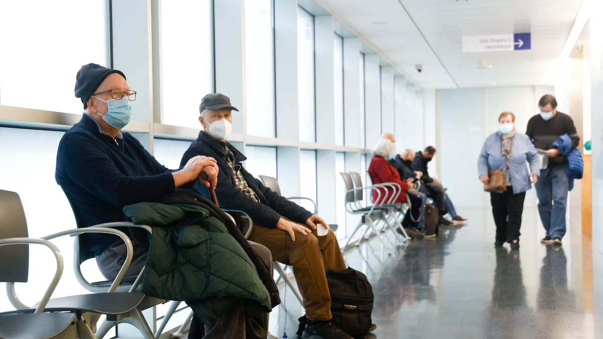 Vacunas para toda la población, más ventas de mascarillas y preocupación con los niños: la 'supergripe', a las puertas de Navidad | Sociedad