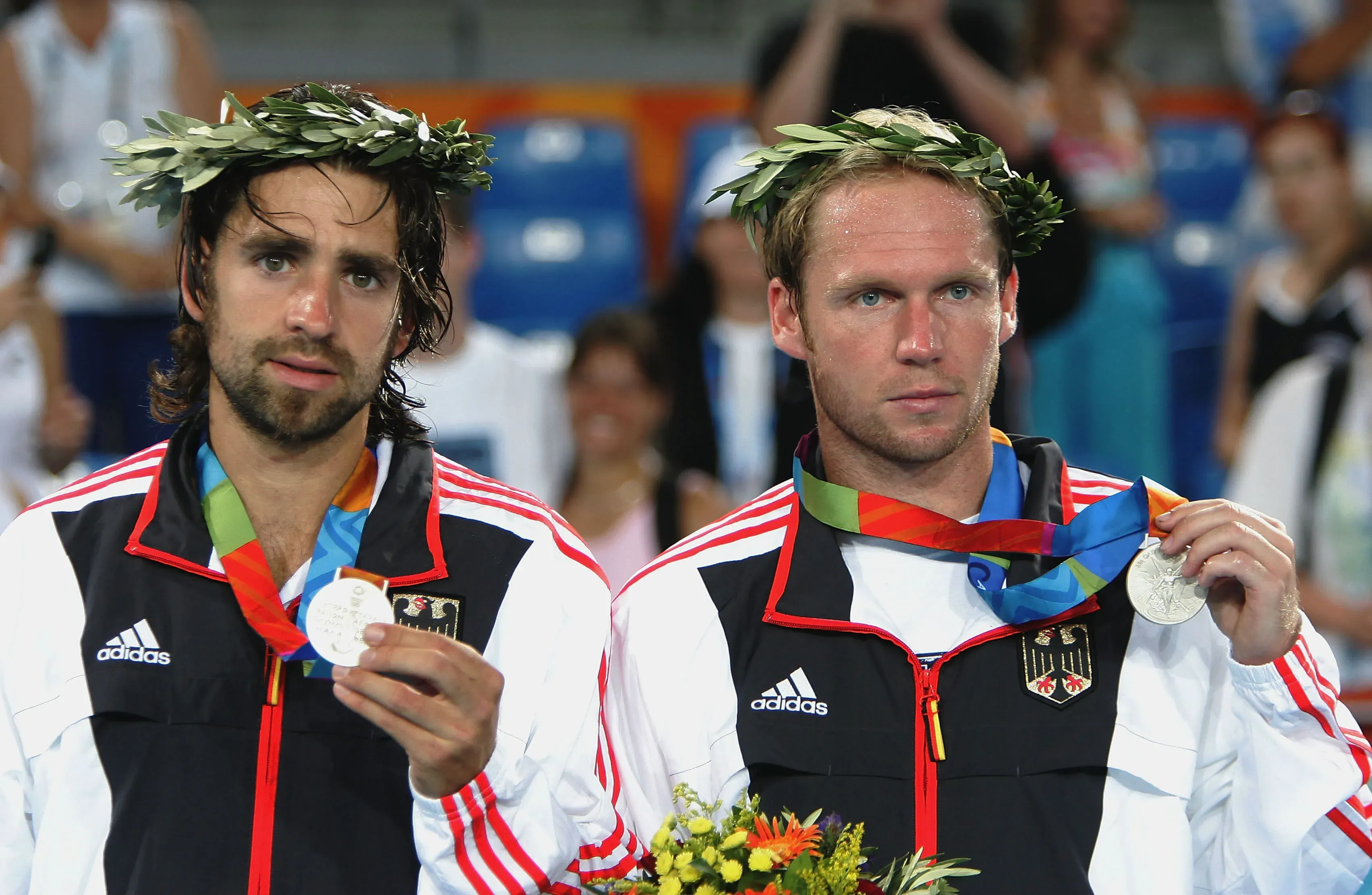 Nicolas Kiefer y Rainer Schuettlercon la medalla de plata en los Juegos Olímpicos de Atenas. (Foto: GettY).