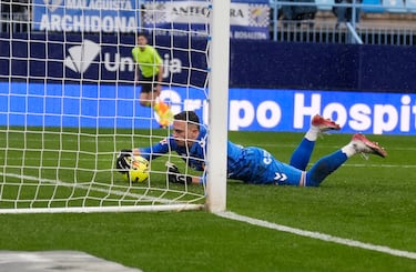 El Málaga sonríe y el Almería vuelve a fallar 