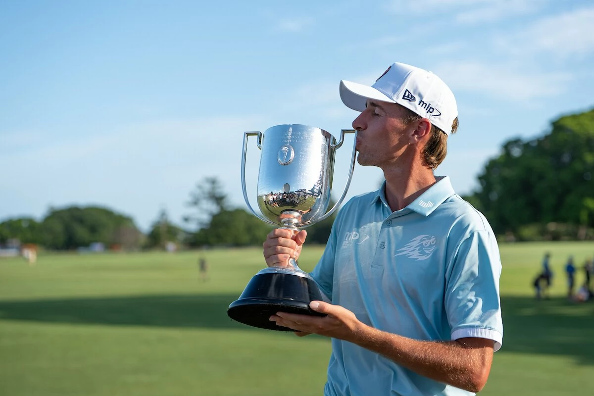 David Puig besa el trofeo de ganador del Australian PGA Championship (© Golffile