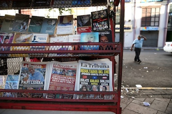 Un hombre camina cerca de