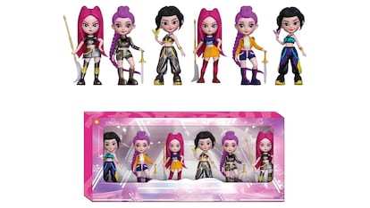 Regalos guerreras kpop sobre fondo blanco.