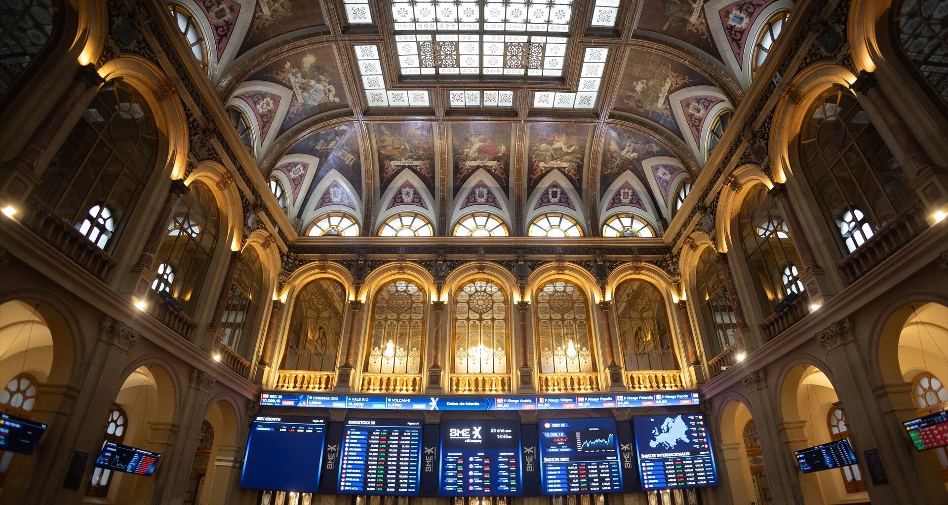 El IBEX 35 cierra plano ajeno al cambio de ciclo político