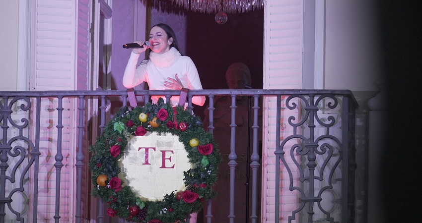 Blanca Paloma emociona con un recital desde el balcón del Teatro Español