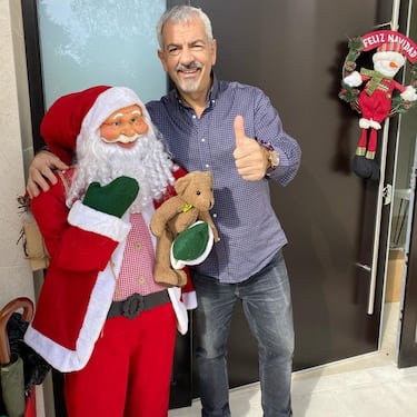 Posiblemente muchos de los 'mortales' nos identifiquemos con el famoso presentador de televisión. Él mismo ha reconocido en alguna ocasión que siempre lleva bastantes décimos para el Sorteo de Navidad, aunque no todos los compra él. Además, nunca ha obtenido un gran premio pero sí alguna que otra alegría, como los 300 euros que le tocaron una vez.