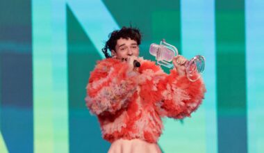 Eurovisión estalla por los aires: Nemo, ganador de 2024, devuelve su trofeo