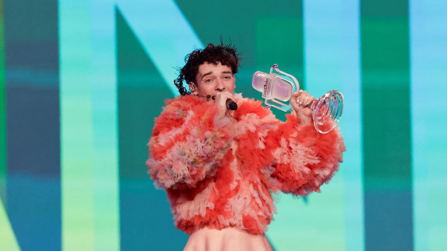Eurovisión estalla por los aires: Nemo, ganador de 2024, devuelve su trofeo
