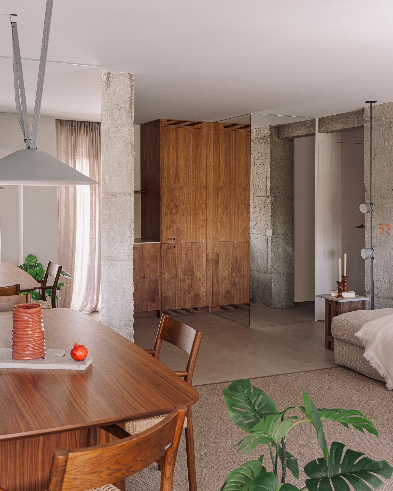 Comedor con mesa y sillas de madera