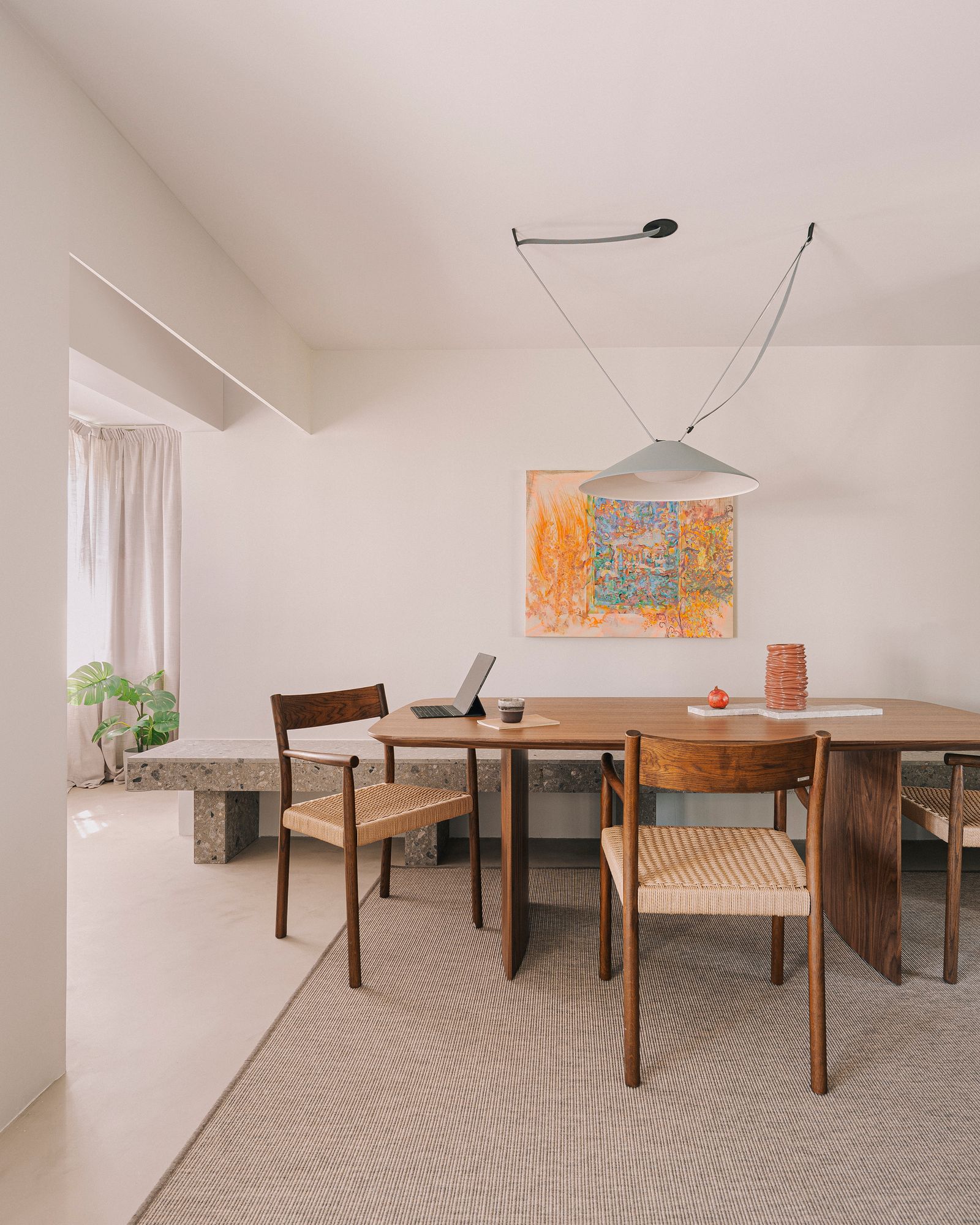 Comedor con mesa y sillas de madera