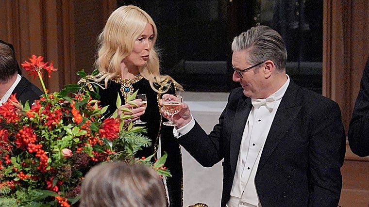 La modelo Claudia Schiffer brinda con el Primer Ministro británico Keir Starmer