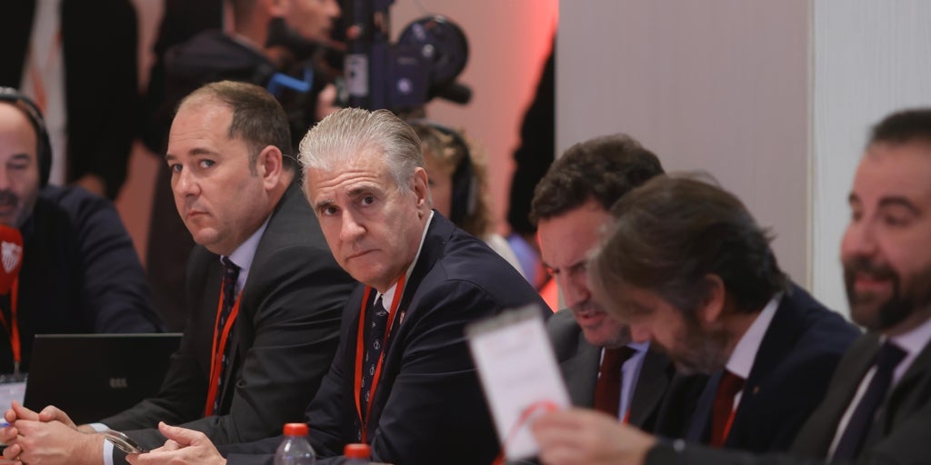 El Sevilla presupuesta 10 millones en ventas antes del 30 de junio y busca, además, un delantero