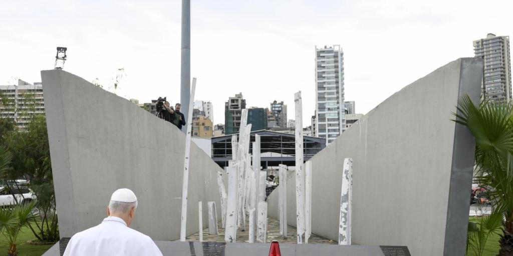 El Papa reza en el epicentro de la explosión de Beirut para pedir cuentas a los responsables