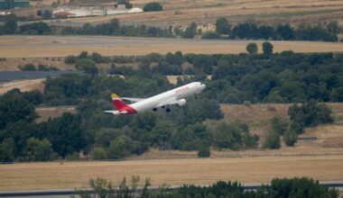 Iberia amplía hasta el 31 de diciembre la suspensión de sus vuelos con Venezuela | Economía